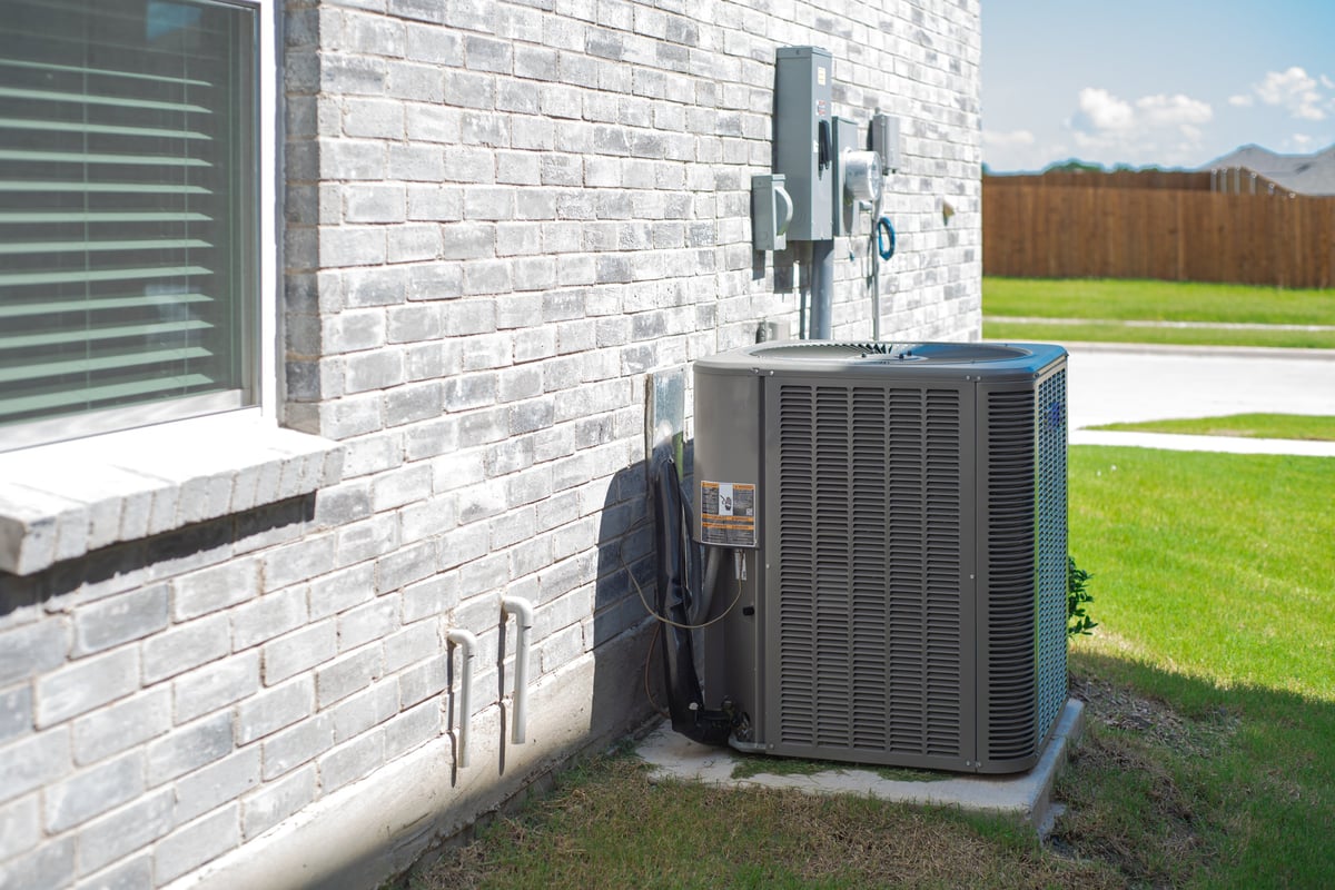 Casa de nueva construcción en Dallas, Texas con unidad de aire acondicionado