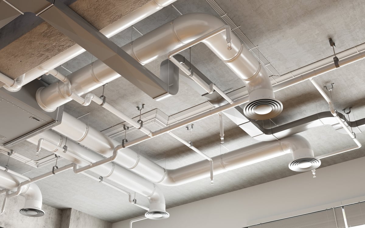 Sistemas de ductos y ventilación instalados en un techo técnico